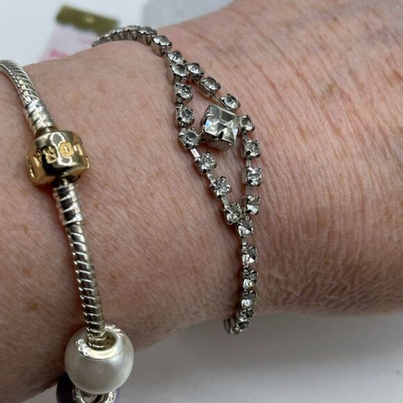 Vintage cut glass shimmering bracelet with ornate decor. - Picture 6 of 7